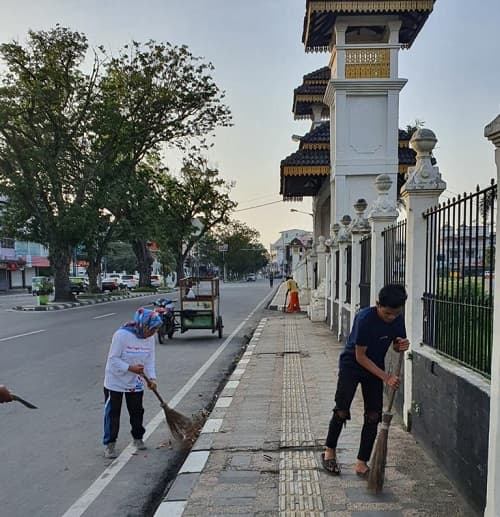 usai_malam_pergantian_tahun_baru_jajaran_kelurahan_aur_lakukan_gotong_royong