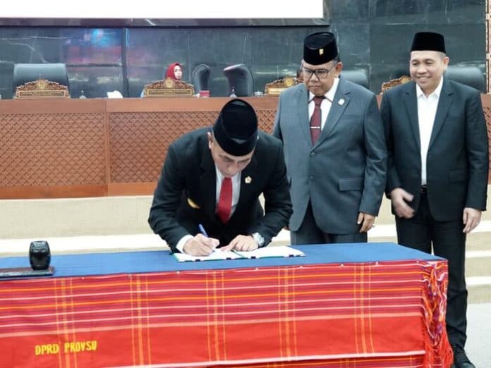 usai_menandatangani_ranperda_apbd_sumut_2024_edy_rahmayadi_minta_maaf_ke_dprd_sumut