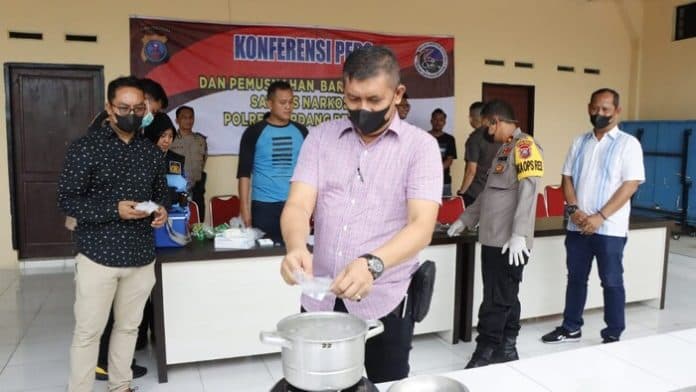 usai_menangkap_pengedar_polres_sergai_rebus_27_kg_sabu