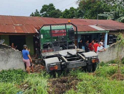 usai_seruduk_2_mobil_di_jalan_tol_truk_hino_tabrak_rumah_warga_di_tanjung_morawa