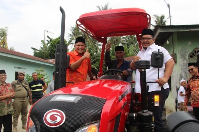 usai_shalat_jumat_wabup_sergai_adlin_tambunan_serahkan_traktor_ke_gapoktan