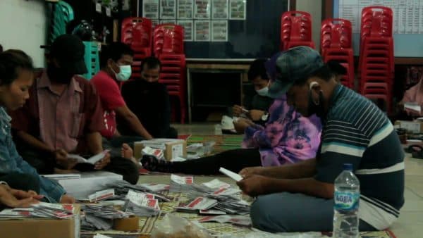 usai_sortir_dan_lipat_kpu_siantar_temukan_330_surat_suara_rusak