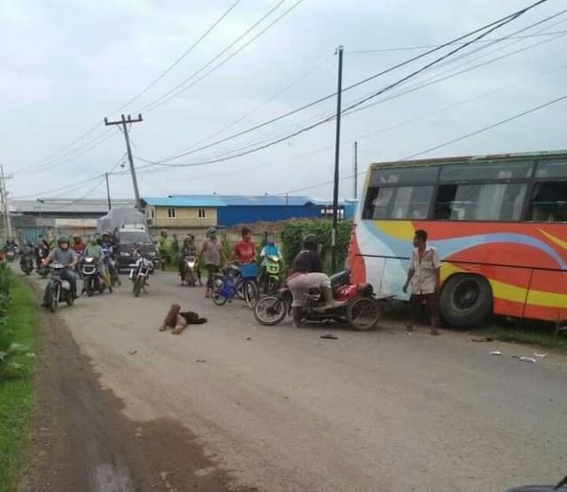 usai_tabrakan_dengan_becak_sopir_bus_pembangun_semesta_diburu_polisi