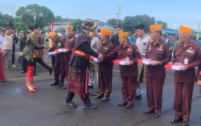 usai_upacara_bobby_beri_bingkisan_kepada_veteran_lepas_200_atlet_pon_sumut