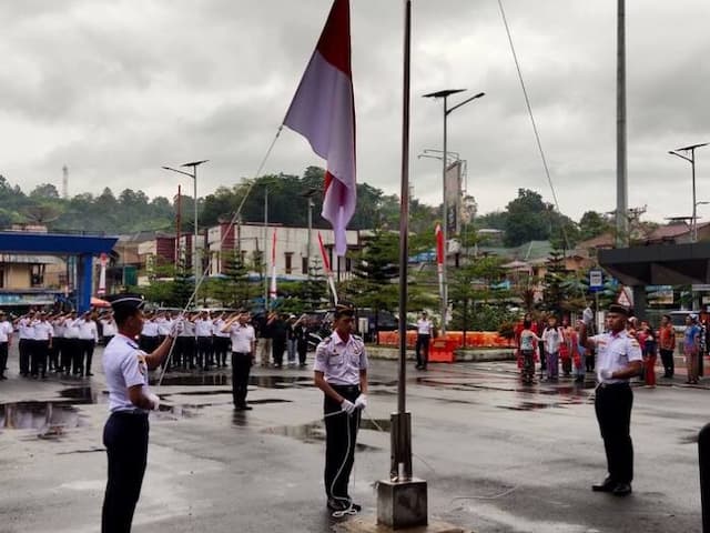 usung_tema_terus_melaju_untuk_indonesia_maju_ksopp_danau_toba_dan_pt_asdp_gelar_upacara_hut_ri_ke_78_di_pelabuhan_ajibata