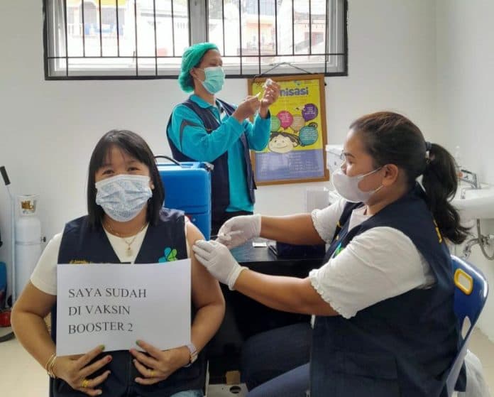 vaksinasi_booster_tahap_dua_untuk_nakes_di_simalungun_capai_7423_persen