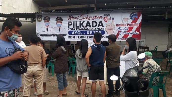 versi_desk_pilkada_siantar_partisipasi_pemilih_63_paslon_asner_susanti_menang