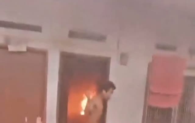 video_viral_warga_di_medan_bakar_rumah_sendiri