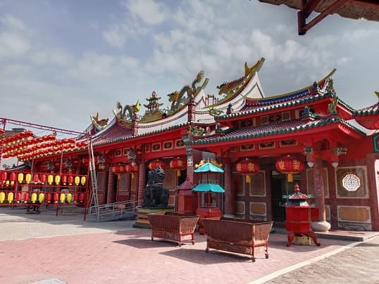 vihara_gunung_timur_perpaduan_elegan_tradisi_dan_keindahan_modern