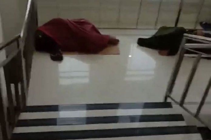viral_pasien_isolasi_covid_19_tidur_di_lantai_tanpa_alas_di_jawa_timur