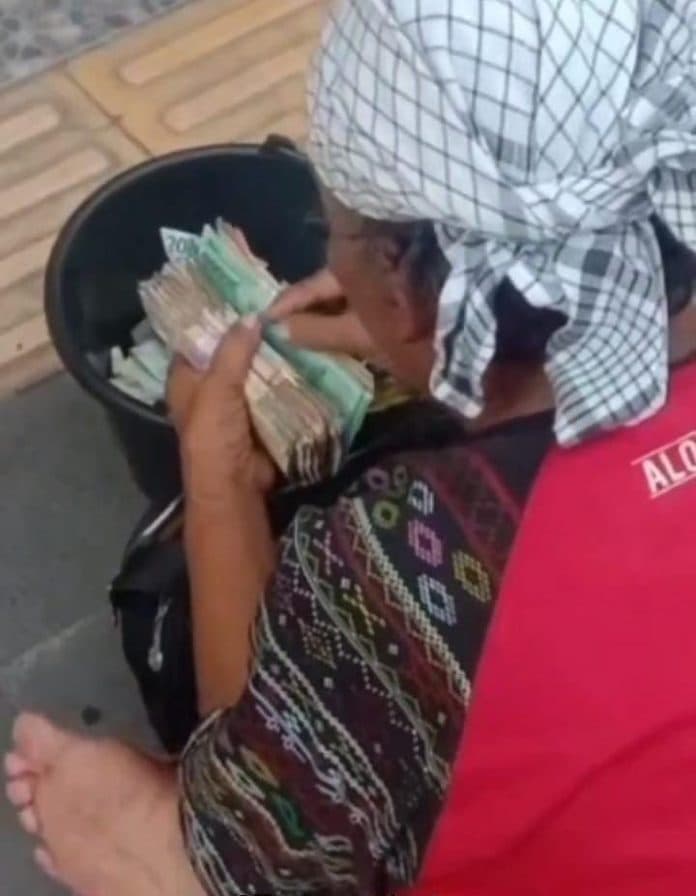 viral_pengemis_diduga_terciduk_menghitung_uang_segepok_di_siantar