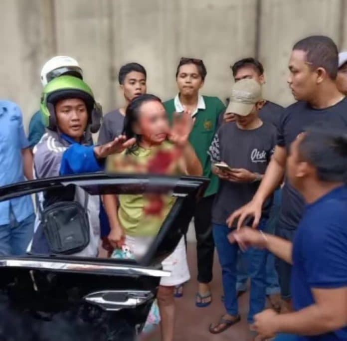 viral_pengemudi_xpander_cross_tabrak_sejumlah_pengendara_sepeda_motor