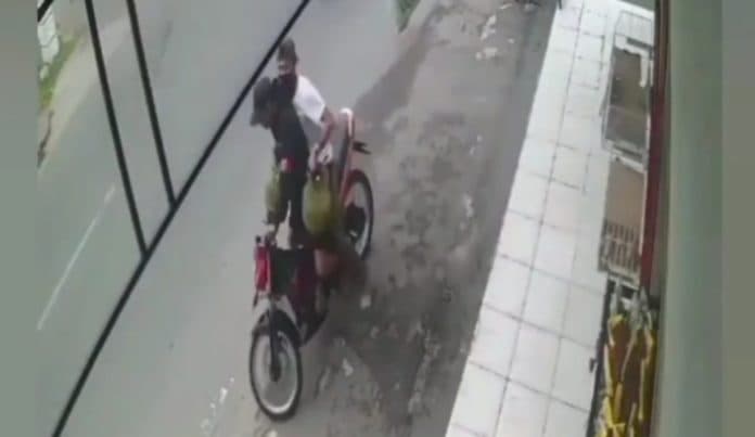 viral_pria_bertopi_curi_tabung_gas_di_minimarket_di_medan