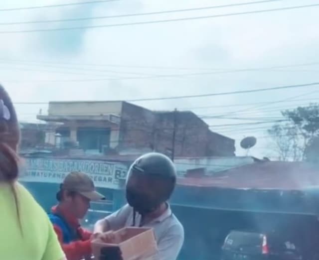 viral_pria_tunanetra_diduga_dieksploitasi_pria_berhelm_di_siantar