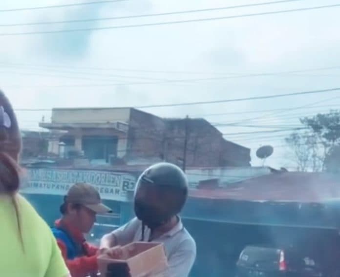 viral_pria_tunanetra_diduga_dieksploitasi_pria_berhelm_di_siantar