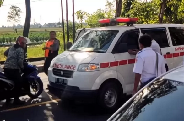 viral_sopir_ambulance_ini_masih_bawa_jenazah_dalam_keadaan_sakit