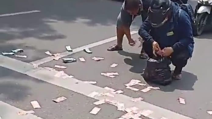 viral_uang_pecahan_seratus_ribu_bertaburan_di_jalan_imam_bonjol_medan