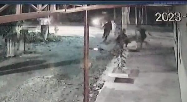viral_video_geng_motor_remaja_di_kisaran_keroyok_seorang_pria_terekam_cctv