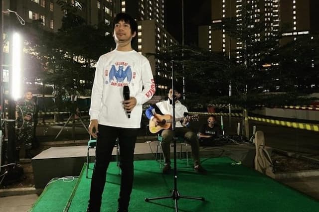 vocalis_band_rian_dmasiv_kejutkan_relawan_medis_wisma_atlet