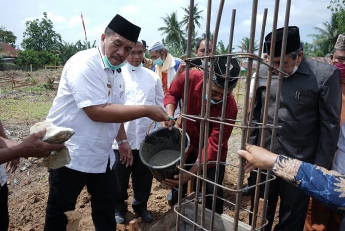 wabup_asahan_letak_batu_pertama_pembangunan_pondok_pesantren_syam_zalilul_akbar