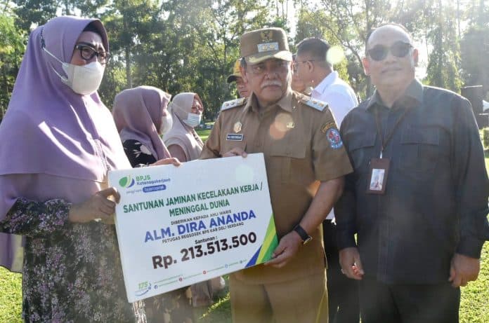 wabup_deli_serdang_serahkan_jht_dan_jkm_kepada_ahli_waris