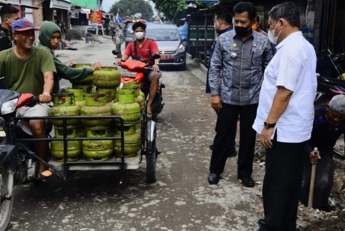 wabup_deli_serdang_tinjau_perbaikan_jalan_di_kecamatan_sunggal_ini_hasilnya