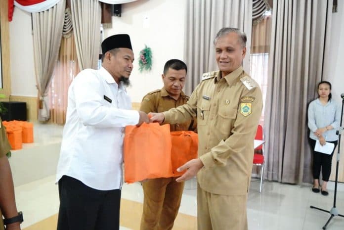 wabup_pakpak_bharat_berangkatkan_tim_safari_ramadhan