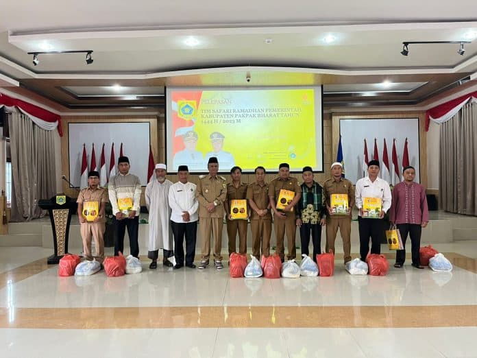 wabup_pakpak_bharat_lepas_8_tim_safari_ramadhan