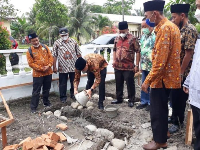 wabup_sergai_hadiri_peletakan_batu_pertama_pembangunan_musala_fathul_ilmi