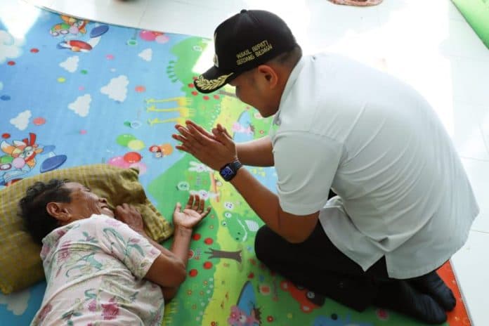 wabup_sergai_serahkan_bantuan_pada_korban_puting_beliung