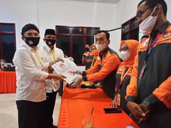 wagner_damanik_abidinsyah_daftar_ke_kpu_simalungun_berkas_dinyatakan_sah_dan_diterima