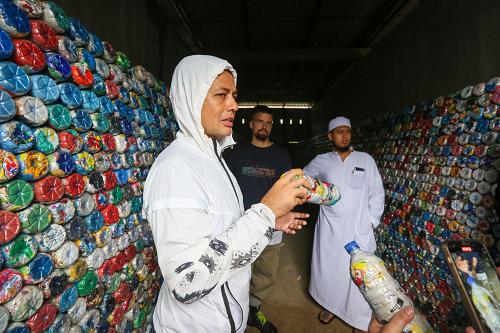 wagubsu_recycling_village_hasil_daur_ulang_sampah_jadi_magnet_wisatawan