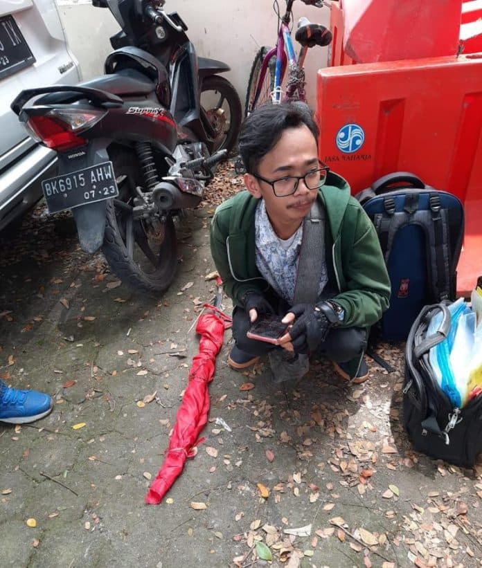 wajah_pemuda_ini_culun_tapi_nekat_bawa_klewang_saat_demo_di_kantor_dprd_sumut
