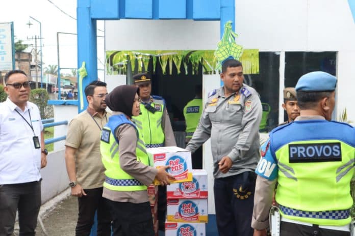 wakapolres_asahan_datangi_petugas_di_pos_pam_lebaran