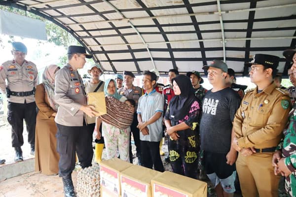 wakapolres_padangsidimpuan_bantu_korban_longsor_di_desa_simatohir