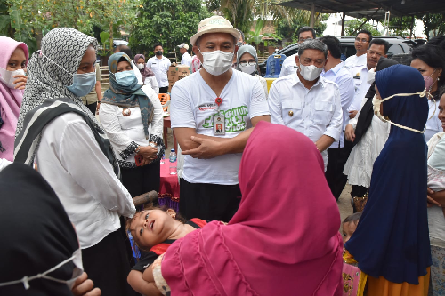 wakil_bupati_deli_serdang_berikan_sembako_bagi_anak_kurang_gizi