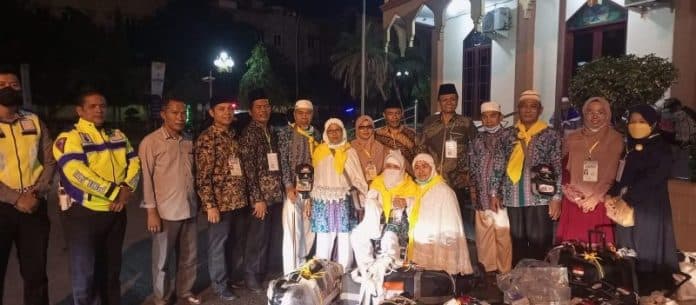 wakil_bupati_h_mutsyuhito_solin_sambut_kepulangan_jemaah_haji_asal_pakpak_bharat