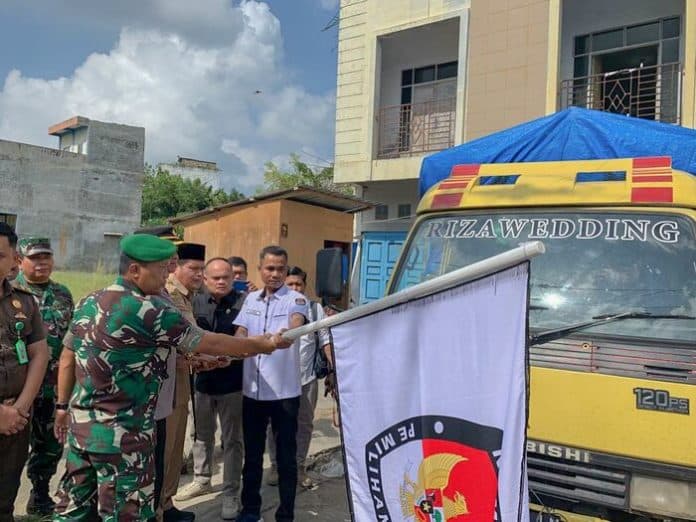 wakil_bupati_labusel_lepas_pendistribusian_logistik_pemilu_2024