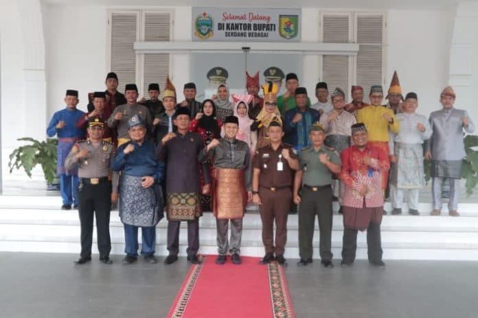 wakil_bupati_sergai_pimpin_upacara_peringatan_hardiknas_2024