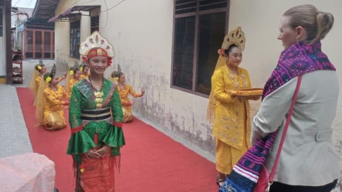 wakil_konsul_amerika_serikat_di_amerika_juga_ada_tari_poco_poco