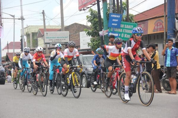 wakili_sumut_zahra_indarso_sumbang_perunggu_di_balap_sepeda_pon_xxi_tiara_ramadhani_gagal_finis