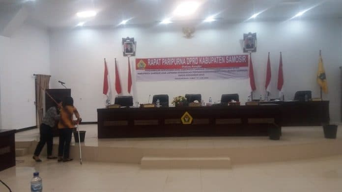 walau_berada_di_lantai_2_ruangan_sidang_paripurna_dprd_samosir_kebanjiran_air_hujan