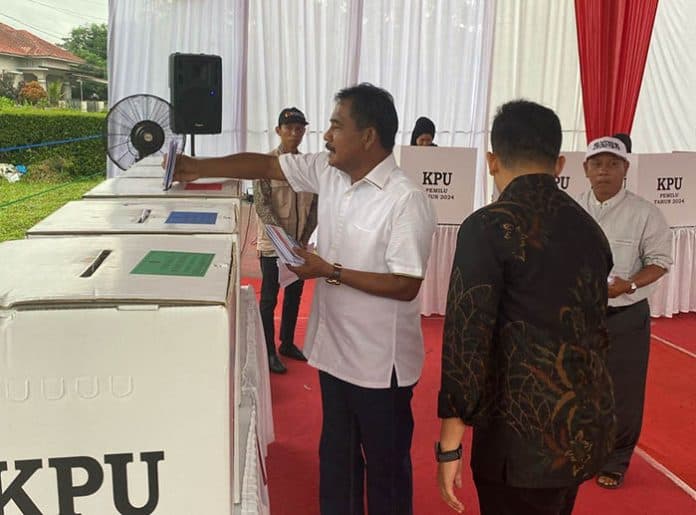 wali_kota_binjai_amir_hamzah_nyoblos_di_tps_4_binjai_estate