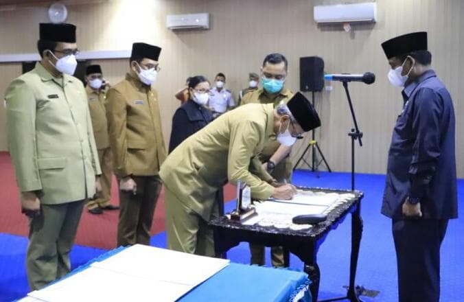 wali_kota_binjai_h_amir_hamzah_lantik_16_pejabat
