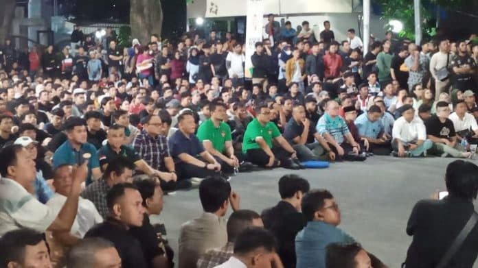 wali_kota_bobby_nasution_ikut_nobar_indonesia_vs_australia_di_jalan_imam_bonjol_medan