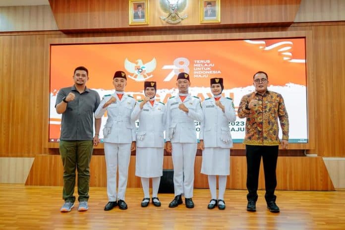 wali_kota_medan_beri_beasiswa_pada_4_anggota_paskibra