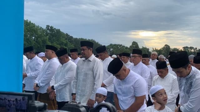 wali_kota_medan_bobby_salat_idul_adha_di_lapangan_cassia_raya