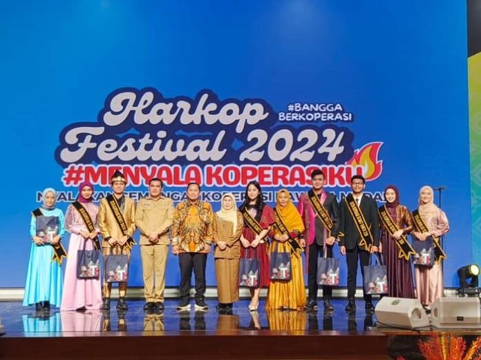 wali_kota_medan_dan_bupati_simalungun_terima_penghargaan_tokoh_penggerak_koperasi