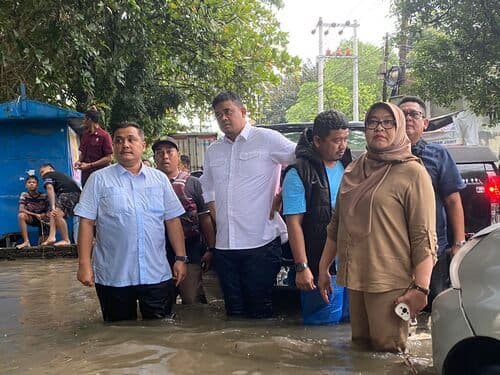 wali_kota_medan_sambangi_rumah_warga_yang_terendam_banjir