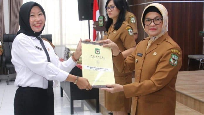 wali_kota_pematang_siantar_serahkan_sk_ke_371_fungsional_guru_formasi_tahun_2022